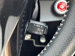 【クルーズコントロール】手元のボタンで一定速度での巡行が可能です。速度調節も可能です。高速道路走行時に便利な機能ですね♪ 5