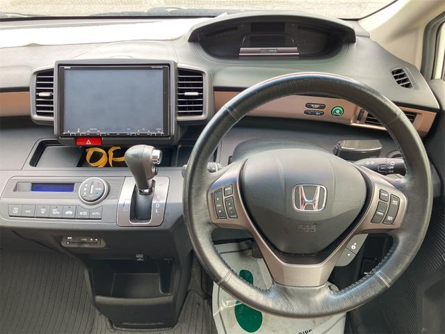 フリードハイブリッド ジャストセレクション　ＥＴＣ　バックカメラ　ナビ　ＴＶ　オートクルーズコントロール　両側電動スライドドア　ＨＩＤ　スマートキー　電動格納ミラー　３列シート　ウォークスルー　ＣＶＴ　アルミホイール　盗難防止システム（3枚目）