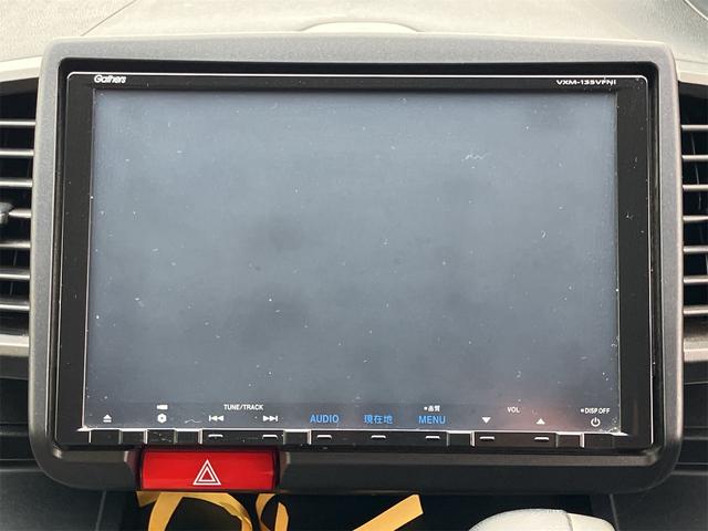 フリードハイブリッド ジャストセレクション　ＥＴＣ　バックカメラ　ナビ　ＴＶ　オートクルーズコントロール　両側電動スライドドア　ＨＩＤ　スマートキー　電動格納ミラー　３列シート　ウォークスルー　ＣＶＴ　アルミホイール　盗難防止システム（5枚目）
