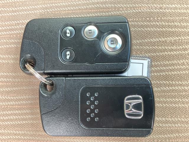 フリードハイブリッド ジャストセレクション　ＥＴＣ　バックカメラ　ナビ　ＴＶ　オートクルーズコントロール　両側電動スライドドア　ＨＩＤ　スマートキー　電動格納ミラー　３列シート　ウォークスルー　ＣＶＴ　アルミホイール　盗難防止システム（73枚目）