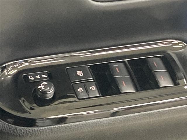 �i�[�������R���h�A�~���[�ƁA�p���[�E�B���h�E�}�X�^�[�X�C�b�`�ł��B�ԓ��̊��C���^�]�Ȃ���ȒP�ɍs���܂��B