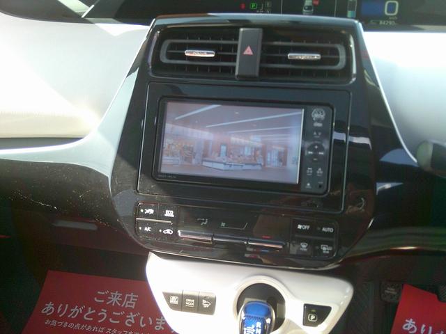 プリウス Ｓ　４ＷＤ　ＥＴＣ　バックカメラ　ナビ　ＴＶ　アルミホイール　オートライト　ＬＥＤヘッドランプ　サンルーフ　ＣＶＴ　スマートキー　アイドリングストップ　電動格納ミラー　盗難防止システム　衝突安全ボディ（3枚目）