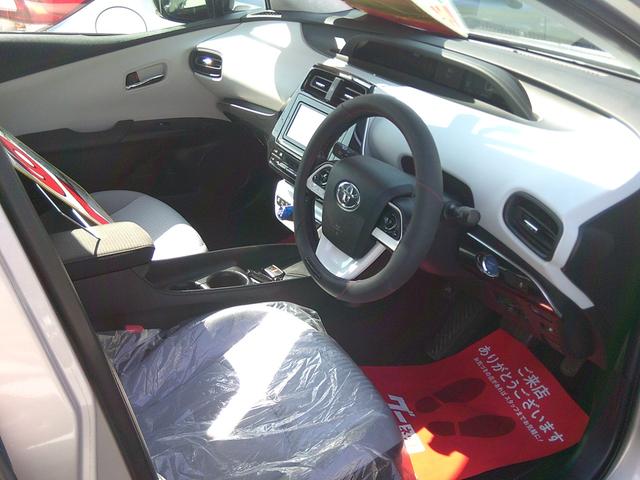 プリウス Ｓ　４ＷＤ　ＥＴＣ　バックカメラ　ナビ　ＴＶ　アルミホイール　オートライト　ＬＥＤヘッドランプ　サンルーフ　ＣＶＴ　スマートキー　アイドリングストップ　電動格納ミラー　盗難防止システム　衝突安全ボディ（9枚目）