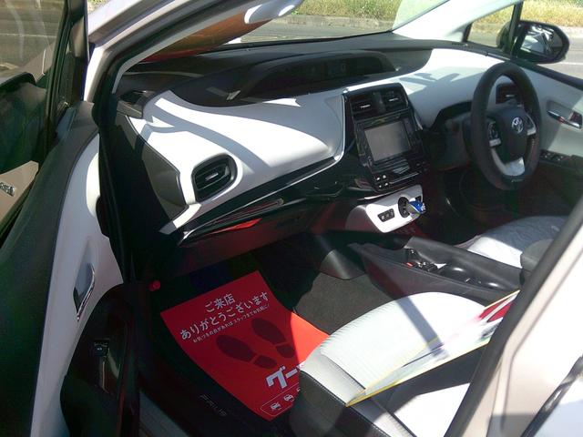 プリウス Ｓ　４ＷＤ　ＥＴＣ　バックカメラ　ナビ　ＴＶ　アルミホイール　オートライト　ＬＥＤヘッドランプ　サンルーフ　ＣＶＴ　スマートキー　アイドリングストップ　電動格納ミラー　盗難防止システム　衝突安全ボディ（10枚目）