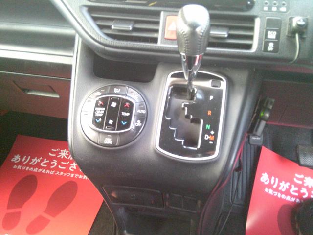 ヴォクシー ＺＳ　４ＷＤ　ＥＴＣ　バックカメラ　ナビ　両側電動スライドドア　ＬＥＤヘッドランプ　スマートキー　アイドリングストップ　電動格納ミラー　３列シート　ウォークスルー　ＣＶＴ　アルミホイール　盗難防止システム（4枚目）