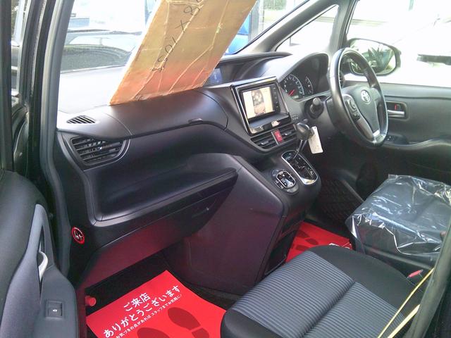 ヴォクシー ＺＳ　４ＷＤ　ＥＴＣ　バックカメラ　ナビ　両側電動スライドドア　ＬＥＤヘッドランプ　スマートキー　アイドリングストップ　電動格納ミラー　３列シート　ウォークスルー　ＣＶＴ　アルミホイール　盗難防止システム（11枚目）