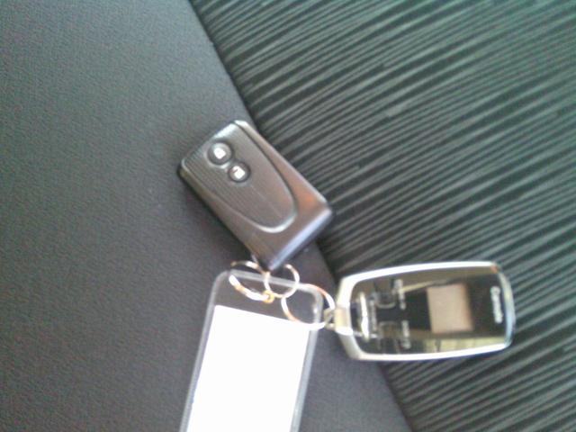 スマートエントリーキーシステムです。鍵を持っていればドアロック、解除、エンジン始動も楽チンです。イチイチ鍵を出す手間も無くなりますよ。悪天候時にも重宝しますね。