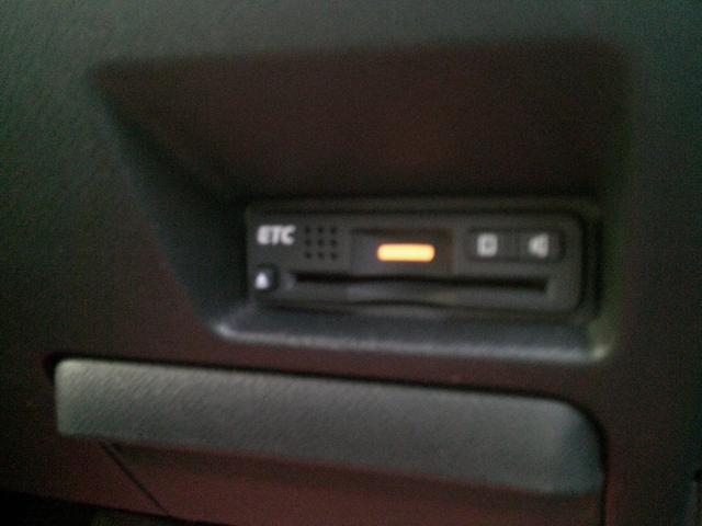 ステップワゴンスパーダ Ｚ　４ＷＤ　ドライブレコーダー　ＥＴＣ　バックカメラ　ナビ　両側電動スライドドア　ＨＩＤ　スマートキー　アイドリングストップ　３列シート　ＣＶＴ　アルミホイール　盗難防止システム　衝突安全ボディ　ＡＢＳ（8枚目）