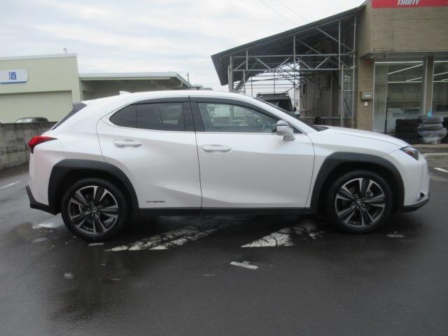 ＵＸ ＵＸ２５０ｈ　バージョンＬ　４ＷＤ／禁煙車／衝突軽減ブレーキ／全周囲カメラ／障害物センサ／シートエアコン／シートヒーター／ステアリングヒーター／電動リアゲート／純正アルミホイール／黒革シート／リアカメラ／ドアバイザー／ドラレコ（39枚目）