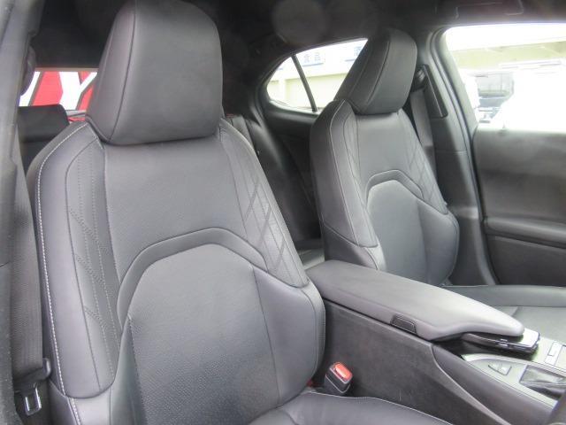 ＵＸ ＵＸ２５０ｈ　バージョンＬ　４ＷＤ／禁煙車／衝突軽減ブレーキ／全周囲カメラ／障害物センサ／シートエアコン／シートヒーター／ステアリングヒーター／電動リアゲート／純正アルミホイール／黒革シート／リアカメラ／ドアバイザー／ドラレコ（52枚目）