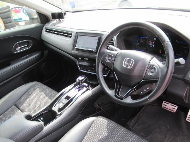 ヴェゼル ハイブリッドＸ・Ｌパッケージ　４ＷＤ／禁煙車／寒冷地仕様／衝突軽減ブレーキ／ドライブレコーダー／社外ＳＤナビ／フルセグ／シートヒーター／レーダー探知機／セパレート型スピーカー／ドアバイザー／社外アルミホイール／ワイパーデアイサー（4枚目）