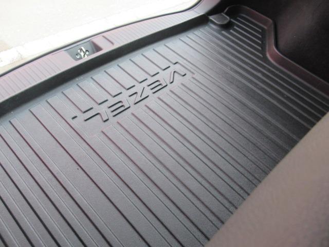 ヴェゼル ハイブリッドＸ・Ｌパッケージ　４ＷＤ／禁煙車／寒冷地仕様／衝突軽減ブレーキ／ドライブレコーダー／社外ＳＤナビ／フルセグ／シートヒーター／レーダー探知機／セパレート型スピーカー／ドアバイザー／社外アルミホイール／ワイパーデアイサー（6枚目）