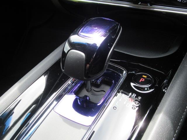 ヴェゼル ハイブリッドＸ・Ｌパッケージ　４ＷＤ／禁煙車／寒冷地仕様／衝突軽減ブレーキ／ドライブレコーダー／社外ＳＤナビ／フルセグ／シートヒーター／レーダー探知機／セパレート型スピーカー／ドアバイザー／社外アルミホイール／ワイパーデアイサー（15枚目）