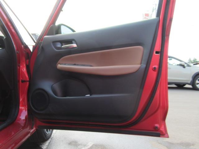 フィット ｅ：ＨＥＶリュクス　茶革シート／禁煙車／関東仕入れ／衝突軽減ブレーキ／寒冷地仕様／レーダークルコン／クリアランスソナー／純正ナビ／フルセグ／ワイパーデアイサー／ドアバイザー／シートヒーター／バックカメラ／ドラレコ／ＥＴＣ（49枚目）
