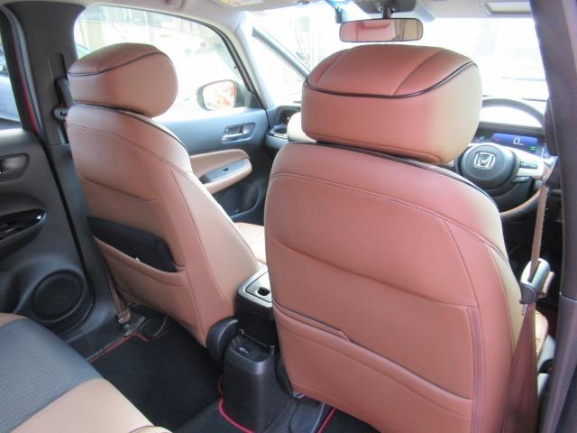 フィット ｅ：ＨＥＶリュクス　茶革シート／禁煙車／関東仕入れ／衝突軽減ブレーキ／寒冷地仕様／レーダークルコン／クリアランスソナー／純正ナビ／フルセグ／ワイパーデアイサー／ドアバイザー／シートヒーター／バックカメラ／ドラレコ／ＥＴＣ（52枚目）