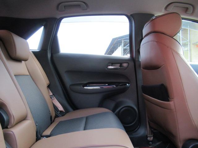 フィット ｅ：ＨＥＶリュクス　茶革シート／禁煙車／関東仕入れ／衝突軽減ブレーキ／寒冷地仕様／レーダークルコン／クリアランスソナー／純正ナビ／フルセグ／ワイパーデアイサー／ドアバイザー／シートヒーター／バックカメラ／ドラレコ／ＥＴＣ（53枚目）