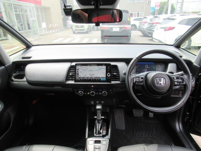 フィット ｅ：ＨＥＶリュクス　４ＷＤ／禁煙車／衝突軽減ブレーキ／全周囲カメラ／純正９型ナビ／フルセグＴＶ／ＥＴＣ２．０／クリアランスソナー／ステアリングヒーター／レーダークルコン／ワイパーデアイサー／ブラインドスポットモニター（2枚目）