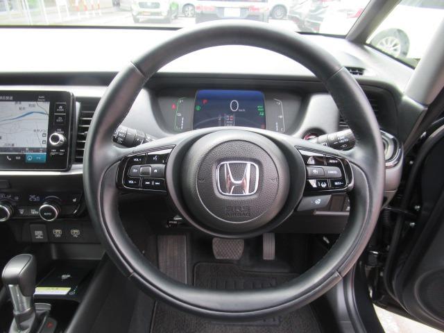 フィット ｅ：ＨＥＶリュクス　４ＷＤ／禁煙車／衝突軽減ブレーキ／全周囲カメラ／純正９型ナビ／フルセグＴＶ／ＥＴＣ２．０／クリアランスソナー／ステアリングヒーター／レーダークルコン／ワイパーデアイサー／ブラインドスポットモニター（3枚目）