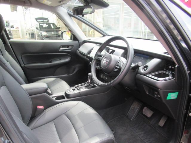フィット ｅ：ＨＥＶリュクス　４ＷＤ／禁煙車／衝突軽減ブレーキ／全周囲カメラ／純正９型ナビ／フルセグＴＶ／ＥＴＣ２．０／クリアランスソナー／ステアリングヒーター／レーダークルコン／ワイパーデアイサー／ブラインドスポットモニター（4枚目）