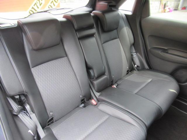 フィット ｅ：ＨＥＶリュクス　４ＷＤ／禁煙車／衝突軽減ブレーキ／全周囲カメラ／純正９型ナビ／フルセグＴＶ／ＥＴＣ２．０／クリアランスソナー／ステアリングヒーター／レーダークルコン／ワイパーデアイサー／ブラインドスポットモニター（5枚目）