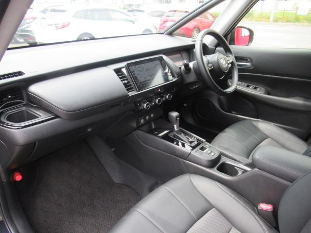 フィット ｅ：ＨＥＶリュクス　４ＷＤ／禁煙車／衝突軽減ブレーキ／全周囲カメラ／純正９型ナビ／フルセグＴＶ／ＥＴＣ２．０／クリアランスソナー／ステアリングヒーター／レーダークルコン／ワイパーデアイサー／ブラインドスポットモニター（6枚目）