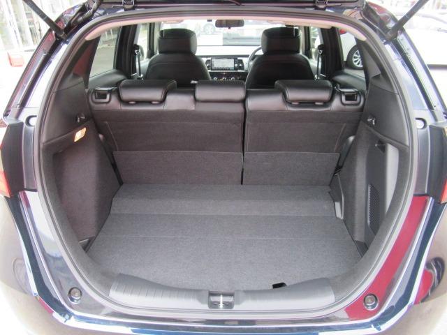 フィット ｅ：ＨＥＶリュクス　４ＷＤ／禁煙車／衝突軽減ブレーキ／全周囲カメラ／純正９型ナビ／フルセグＴＶ／ＥＴＣ２．０／クリアランスソナー／ステアリングヒーター／レーダークルコン／ワイパーデアイサー／ブラインドスポットモニター（8枚目）