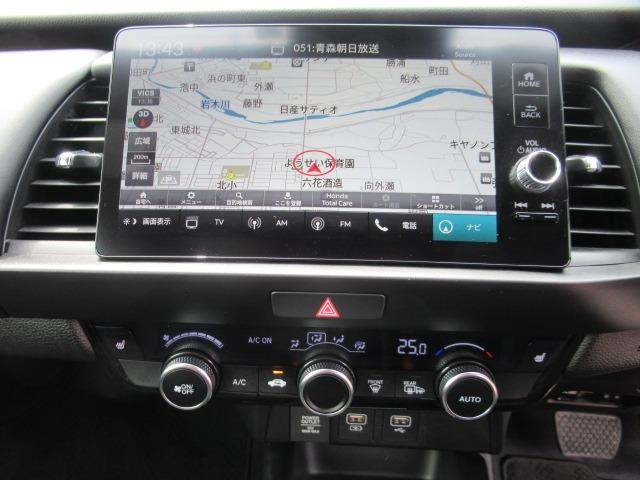 フィット ｅ：ＨＥＶリュクス　４ＷＤ／禁煙車／衝突軽減ブレーキ／全周囲カメラ／純正９型ナビ／フルセグＴＶ／ＥＴＣ２．０／クリアランスソナー／ステアリングヒーター／レーダークルコン／ワイパーデアイサー／ブラインドスポットモニター（9枚目）