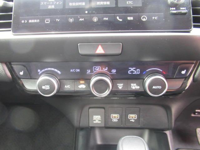 フィット ｅ：ＨＥＶリュクス　４ＷＤ／禁煙車／衝突軽減ブレーキ／全周囲カメラ／純正９型ナビ／フルセグＴＶ／ＥＴＣ２．０／クリアランスソナー／ステアリングヒーター／レーダークルコン／ワイパーデアイサー／ブラインドスポットモニター（14枚目）