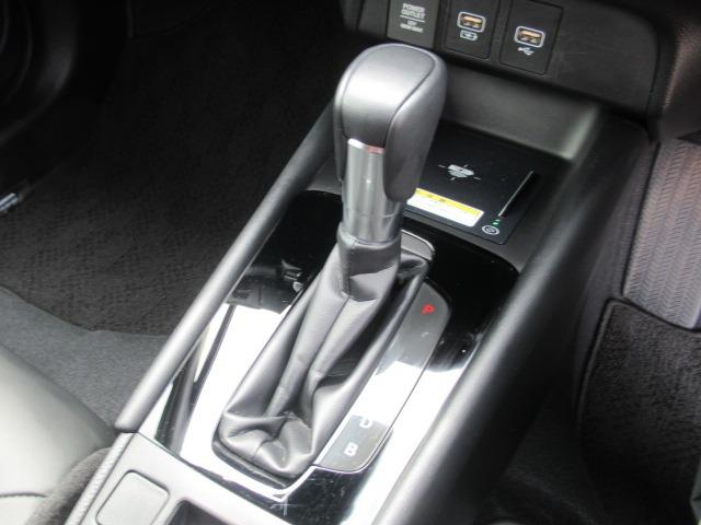 フィット ｅ：ＨＥＶリュクス　４ＷＤ／禁煙車／衝突軽減ブレーキ／全周囲カメラ／純正９型ナビ／フルセグＴＶ／ＥＴＣ２．０／クリアランスソナー／ステアリングヒーター／レーダークルコン／ワイパーデアイサー／ブラインドスポットモニター（15枚目）