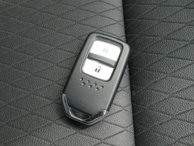 フィット ｅ：ＨＥＶリュクス　４ＷＤ／禁煙車／衝突軽減ブレーキ／全周囲カメラ／純正９型ナビ／フルセグＴＶ／ＥＴＣ２．０／クリアランスソナー／ステアリングヒーター／レーダークルコン／ワイパーデアイサー／ブラインドスポットモニター（20枚目）