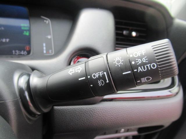 フィット ｅ：ＨＥＶリュクス　４ＷＤ／禁煙車／衝突軽減ブレーキ／全周囲カメラ／純正９型ナビ／フルセグＴＶ／ＥＴＣ２．０／クリアランスソナー／ステアリングヒーター／レーダークルコン／ワイパーデアイサー／ブラインドスポットモニター（29枚目）
