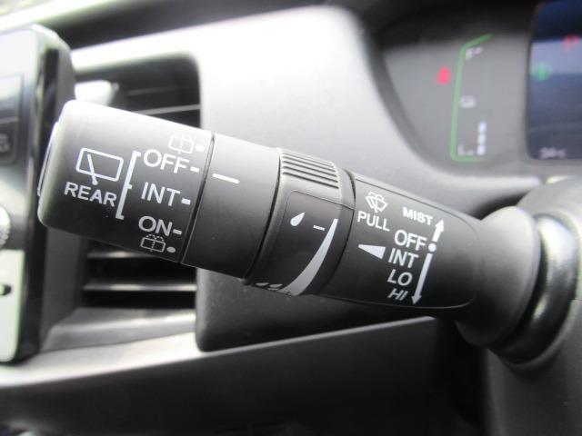フィット ｅ：ＨＥＶリュクス　４ＷＤ／禁煙車／衝突軽減ブレーキ／全周囲カメラ／純正９型ナビ／フルセグＴＶ／ＥＴＣ２．０／クリアランスソナー／ステアリングヒーター／レーダークルコン／ワイパーデアイサー／ブラインドスポットモニター（30枚目）