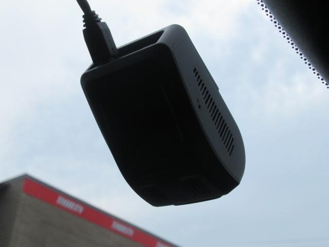 フィット ｅ：ＨＥＶリュクス　４ＷＤ／禁煙車／衝突軽減ブレーキ／全周囲カメラ／純正９型ナビ／フルセグＴＶ／ＥＴＣ２．０／クリアランスソナー／ステアリングヒーター／レーダークルコン／ワイパーデアイサー／ブラインドスポットモニター（35枚目）
