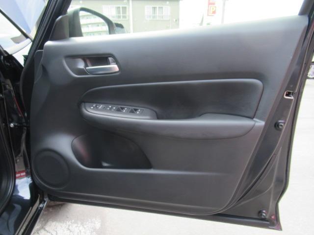フィット ｅ：ＨＥＶリュクス　４ＷＤ／禁煙車／衝突軽減ブレーキ／全周囲カメラ／純正９型ナビ／フルセグＴＶ／ＥＴＣ２．０／クリアランスソナー／ステアリングヒーター／レーダークルコン／ワイパーデアイサー／ブラインドスポットモニター（48枚目）