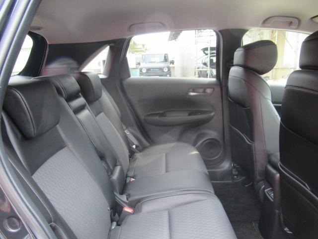 フィット ｅ：ＨＥＶリュクス　４ＷＤ／禁煙車／衝突軽減ブレーキ／全周囲カメラ／純正９型ナビ／フルセグＴＶ／ＥＴＣ２．０／クリアランスソナー／ステアリングヒーター／レーダークルコン／ワイパーデアイサー／ブラインドスポットモニター（52枚目）
