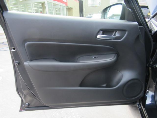 フィット ｅ：ＨＥＶリュクス　４ＷＤ／禁煙車／衝突軽減ブレーキ／全周囲カメラ／純正９型ナビ／フルセグＴＶ／ＥＴＣ２．０／クリアランスソナー／ステアリングヒーター／レーダークルコン／ワイパーデアイサー／ブラインドスポットモニター（54枚目）