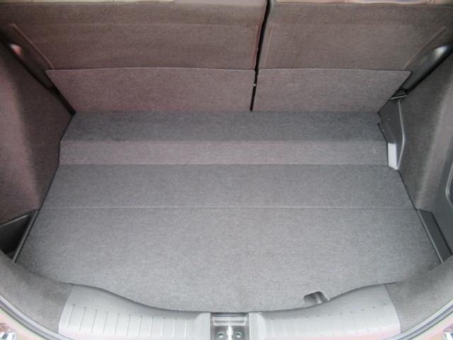 フィット ｅ：ＨＥＶリュクス　４ＷＤ／禁煙車／衝突軽減ブレーキ／全周囲カメラ／純正９型ナビ／フルセグＴＶ／ＥＴＣ２．０／クリアランスソナー／ステアリングヒーター／レーダークルコン／ワイパーデアイサー／ブラインドスポットモニター（62枚目）