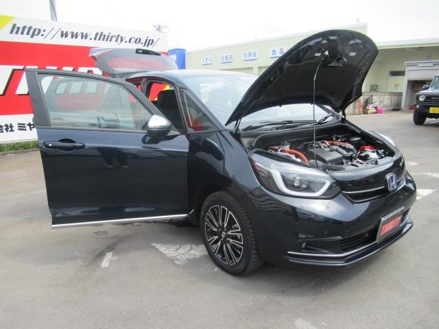 フィット ｅ：ＨＥＶリュクス　４ＷＤ／禁煙車／衝突軽減ブレーキ／全周囲カメラ／純正９型ナビ／フルセグＴＶ／ＥＴＣ２．０／クリアランスソナー／ステアリングヒーター／レーダークルコン／ワイパーデアイサー／ブラインドスポットモニター（67枚目）
