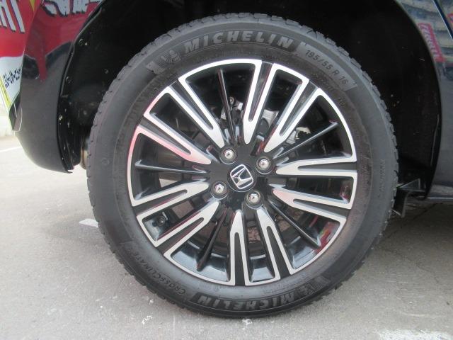 フィット ｅ：ＨＥＶリュクス　４ＷＤ／禁煙車／衝突軽減ブレーキ／全周囲カメラ／純正９型ナビ／フルセグＴＶ／ＥＴＣ２．０／クリアランスソナー／ステアリングヒーター／レーダークルコン／ワイパーデアイサー／ブラインドスポットモニター（70枚目）
