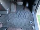 ご覧の通り、運転席の足元もゆったりとして、汚れもありません！