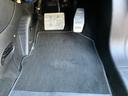 ご覧の通り、運転席の足元もゆったりとして、汚れもありません！