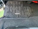 ご覧の通り、運転席の足元もゆったりとして、汚れもありません！