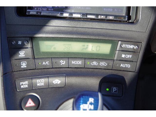 プリウス Ｓ　ＥＴＣ　バックカメラ　ＴＶ　アルミホイール　ＣＶＴ　スマートキー　アイドリングストップ　電動格納ミラー　盗難防止システム　ＣＤ　ＤＶＤ再生　ＵＳＢ　衝突安全ボディ　ＡＢＳ　ＥＳＣ　エアコン（6枚目）
