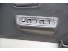 パワーウィンドウのスイッチですよ。運転席に居ながら窓を開け閉めのコントロールできますよ。 6
