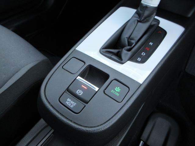 フィット ｅ：ＨＥＶベーシック　ＥＴＣ　バックカメラ　ナビ　Ｂｌｕｅｔｏｏｔｈ　クリアランスソナー　レーダークルーズコントロール　衝突被害軽減システム　オートライト　ＬＥＤヘッドランプ　スマートキー　横滑り防止装置　オートＡＣ（6枚目）