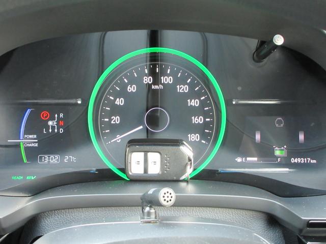 シャトル ハイブリッド　ホンダセンシング　ＥＴＣ　ナビ　Ｂｌｕｅｔｏｏｔｈ　ＤＶＤ　レーダークルーズコントロール　レーンアシスト　衝突被害軽減システム　スマートキー　盗難防止システム　横滑り防止装置　トラクションコントロール　オートＡＣ（7枚目）