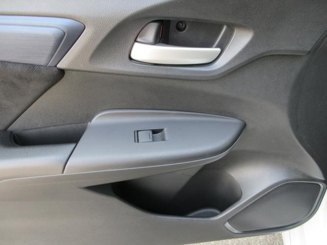 シャトル ハイブリッド　ホンダセンシング　ＥＴＣ　ナビ　Ｂｌｕｅｔｏｏｔｈ　ＤＶＤ　レーダークルーズコントロール　レーンアシスト　衝突被害軽減システム　スマートキー　盗難防止システム　横滑り防止装置　トラクションコントロール　オートＡＣ（32枚目）