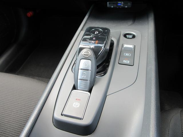 ノート Ｓ　ＦＯＵＲ　４ＷＤ　衝突被害軽減システム　ナビ　バックカメラ　Ｂｌｕｅｔｏｏｔｈ　ＤＶＤ　ＵＳＢ　ＥＴＣ　クリアランスソナー　スマートキー　シートヒーター　ステアリングヒーター　ワイパーデアイサー（8枚目）