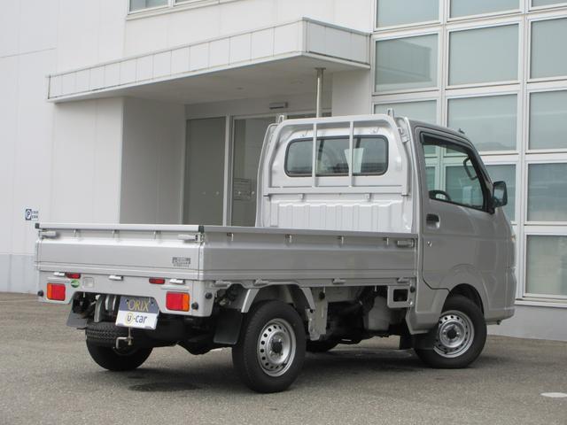 キャリイトラック ＫＣエアコン・パワステ　４ＷＤ　５ＭＴ　ラジオ　エアコン　パワーステアリング　運転席エアバッグ　助手席エアバッグ　ＡＢＳ　ドアバイザー（4枚目）