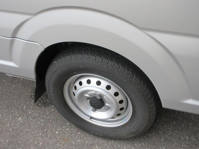 キャリイトラック ＫＣエアコン・パワステ　４ＷＤ　５ＭＴ　ラジオ　エアコン　パワーステアリング　運転席エアバッグ　助手席エアバッグ　ＡＢＳ　ドアバイザー（9枚目）